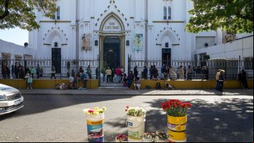 La cola de fieles en la iglesia en San Cayetano este miércoles.