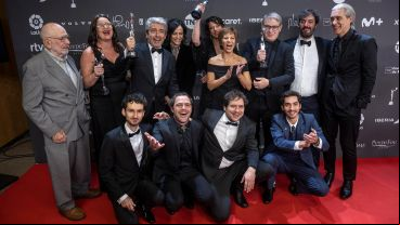 Parte del elenco y equipo de "Argentina, 1985" celebra los Premios Platino ganados.