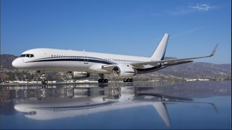 El avión VIP que compró la Presidencia se pintó de celeste en un aeropuerto de Kansas