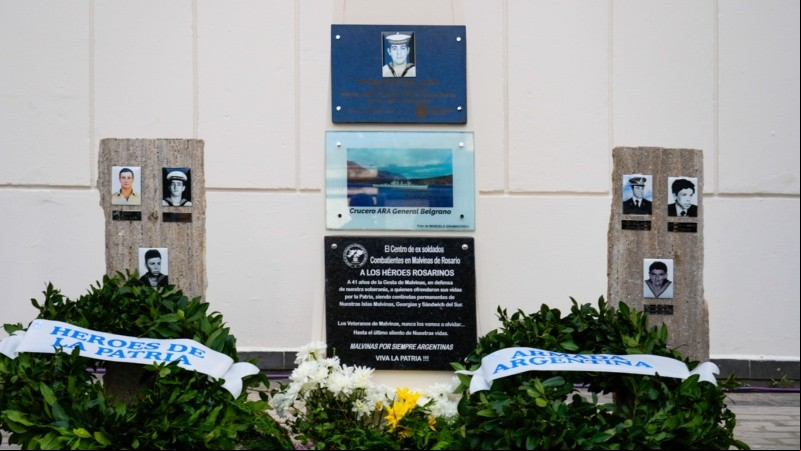 El mausoleo del soldado Gallo con el recuerdo de los otros 12 fallecidos en la guerra de la región.