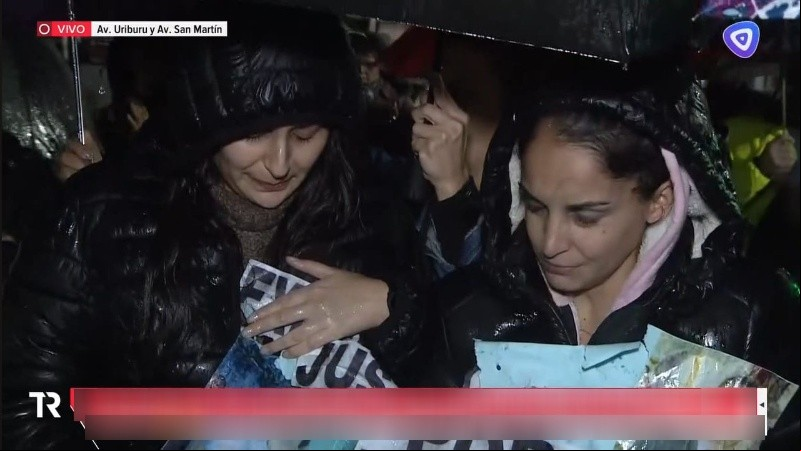 La lluvia no impidió a los familiares movilizarse producto del dolor y la congoja.