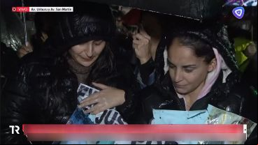 La lluvia no impidió a los familiares movilizarse producto del dolor y la congoja.
