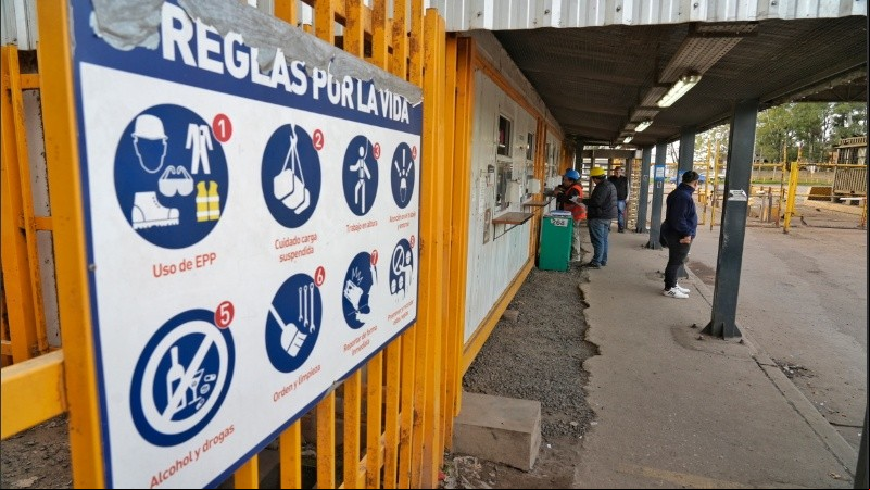 Este viernes murió un operario que cumplía turno en el Puerto de Rosario y sus compañeros de trabajo decretaron un paro total de las operaciones.