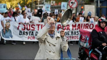 Cacerolas y otros elementos para hacer ruido en la mano de los manifestantes.