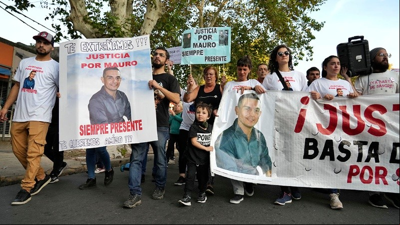La imagen de Mauro repetida en todas las banderas. 