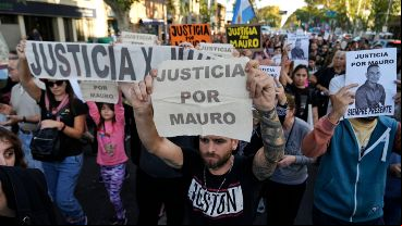 La imagen de Mauro repetida en todas las banderas.
