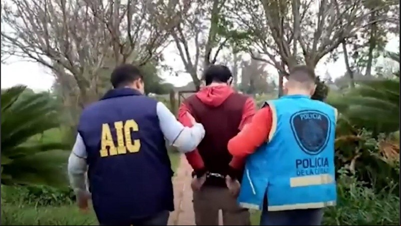 Una imagen del momento de la detención del acusado en una vivienda de Carcarañá.