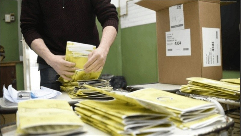 Pablo Ayala, adelantó que el modelo de boletas de Rosario serán hojas tipo A3 o más grandes. 