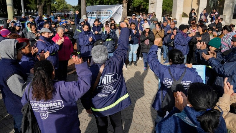Los recolectores informales se manifestaron en la esquina de Lagos y Pellegrini. (Alan Monzón/Rosario3)