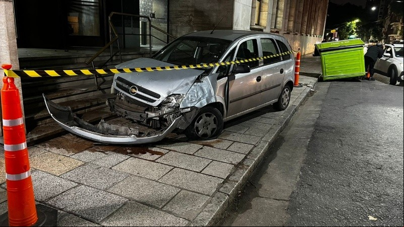Así quedó destrozada la trompa del auto frente a Tribunales. 