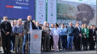 Inauguración de Agroactiva. El justicialismo, todo apretado en escenario, pero no unidos