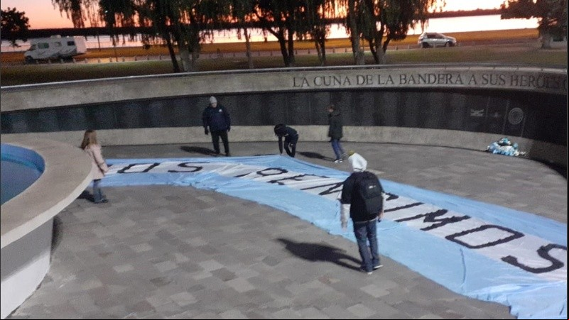 La bandera que realizaron los jóvenes de Generación Malvinas para proclamar su postura de no rendición