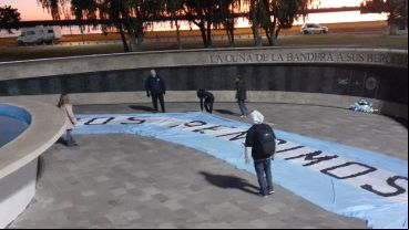 La bandera que realizaron los jóvenes de Generación Malvinas para proclamar su postura de no rendición