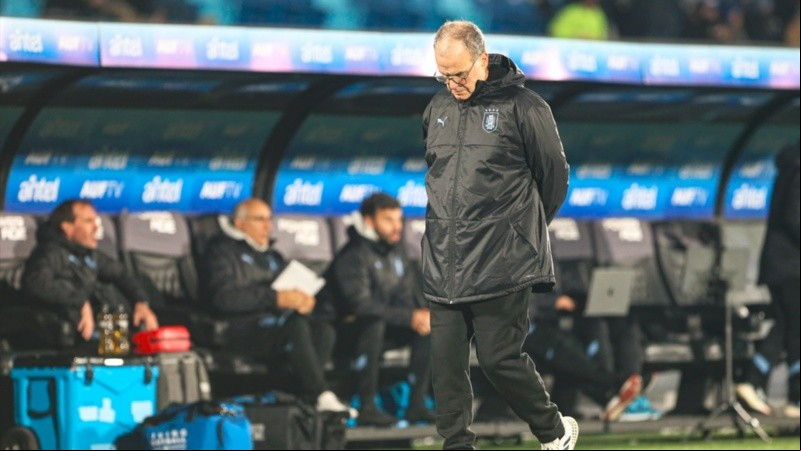 Bielsa lo vivió con momentos de intensidad y otros de tranquilidad, fiel a su estilo.