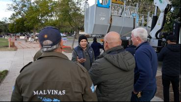 Julio Más charlando con sus colegas.