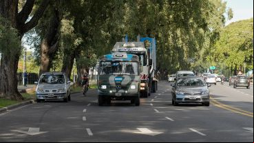 El juego escoltado por el camión de los ex combatientes.
