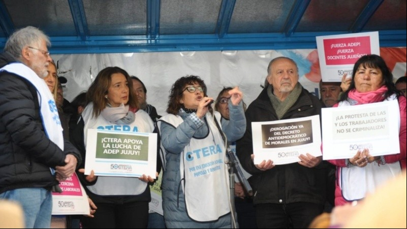Los docentes en una jornada de movilización por Jujuy.
