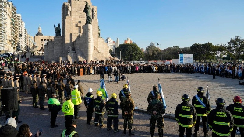 Las autoridades quedaron lejos del público, por cierto muy poco durante el acto oficial.