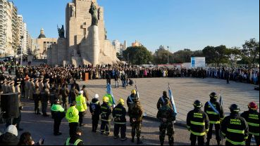 Las autoridades quedaron lejos del público, por cierto muy poco durante el acto oficial.