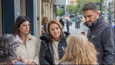 García junto a los precandidatos de su partido, Mónica Fein y Enrique Estévez.