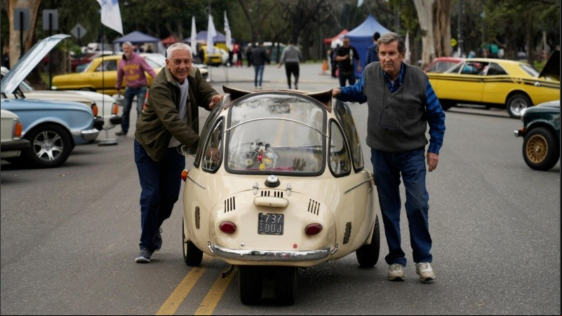 La exhibición de autos antiguos en el Parque de la Independencia.
