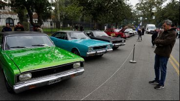 La exhibición de autos antiguos en el Parque de la Independencia.