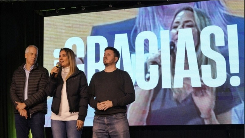 Carolina Losada itió su derrota, acompañada de Dionisio Scarpín y Federico Angelini.