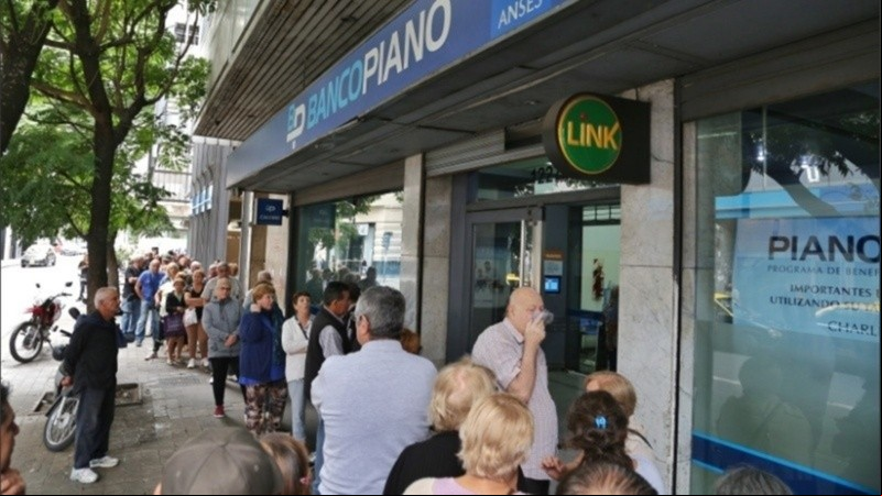 Las colas de adultos mayores pueden ser vistas por la comunidad, explica La Bancaria.