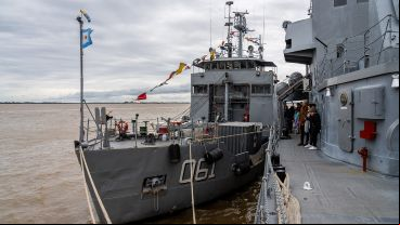 Tres buques de la Armada Argentina pasaron por la costa central de Rosario y fueron visitados por el público.