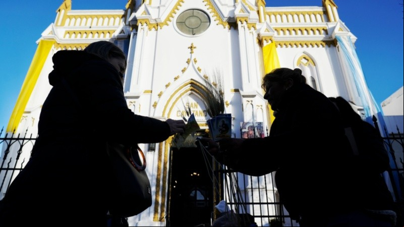 En el templo, las calles y la plaza, cientos de fieles celebraban la fecha del santo.