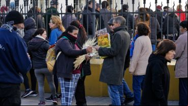 El barrio se colmó de vendedores ambulantes que también ofrecen comida.