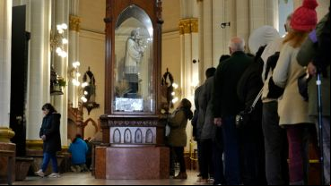Largas colas para llegar a la figura del santo dentro de la parroquia.