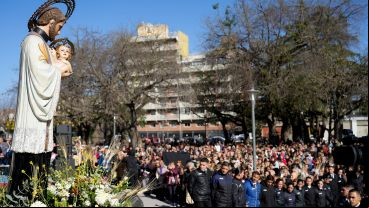 En el templo, las calles y la plaza, cientos de fieles celebraban la fecha del santo.