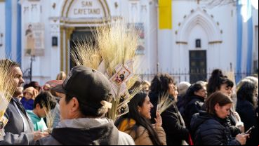 En el templo, las calles y la plaza, cientos de fieles celebraban la fecha del santo.