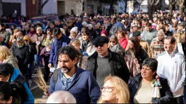 En el templo, las calles y la plaza, cientos de fieles celebraban la fecha del santo.