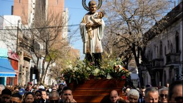 En el templo, las calles y la plaza, cientos de fieles celebraban la fecha del santo.