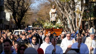 En el templo, las calles y la plaza, cientos de fieles celebraban la fecha del santo.