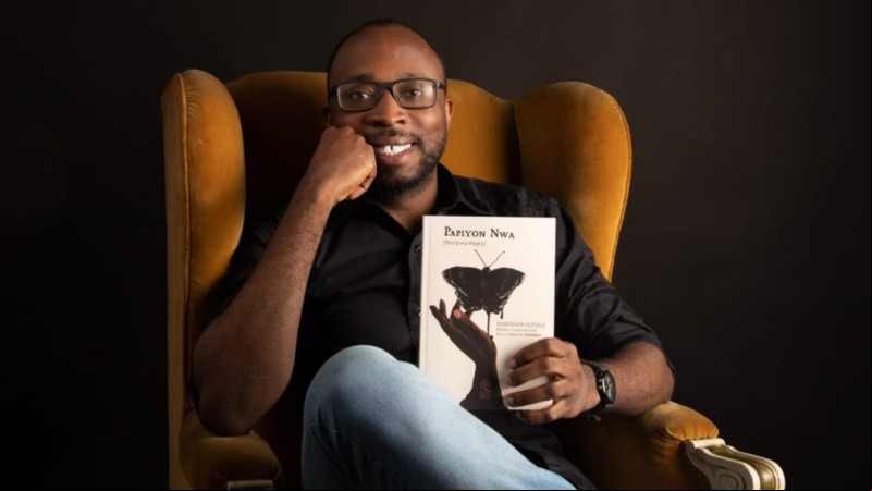 Robby Glésile con su libro Papiyón Nwa (Mariposa negra).