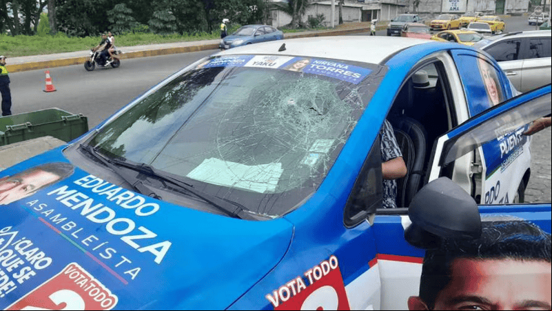Así quedó el vehículo en el que circulaba la candidata.