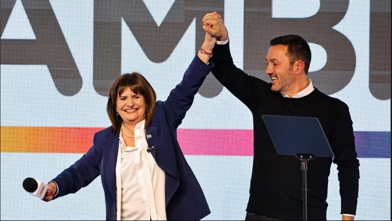 Patricia Bullrich y Luis Petri, en el escenario del búnker de Parque Norte.