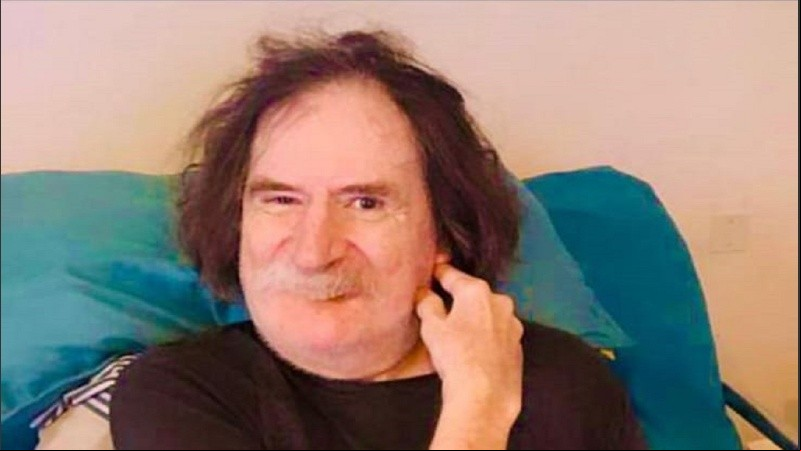 Con esta imagen de un Charly alegre pero con cierta timidez, fue el posteo del ídolo de regreso en su casa.