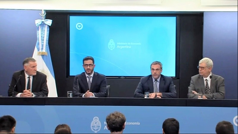 El comunicado estuvo encabezado por el director general de Aduanas, Guillermo Michel.