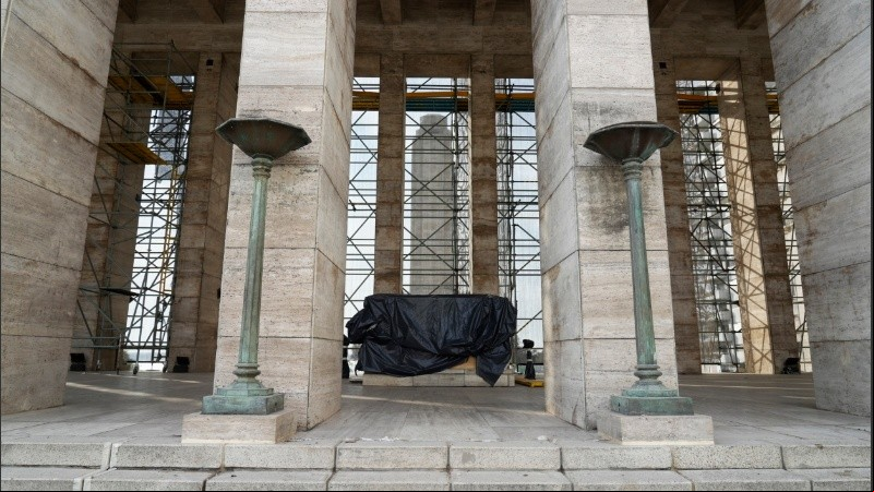 Así se ve ahora el Monumento con la llama cubierta.
