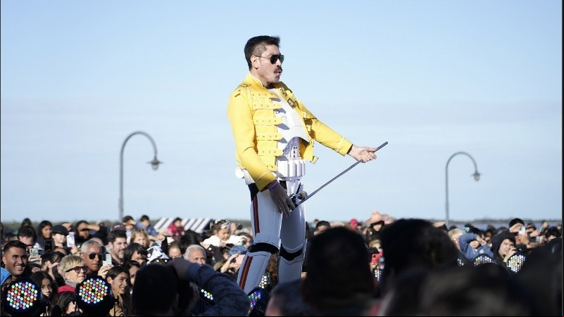 El concurrido desfile de cosplay en cierre en la convención de historietas junto al río.