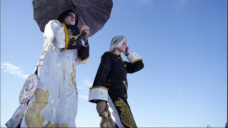 El concurrido desfile de cosplay en cierre en la convención de historietas junto al río.