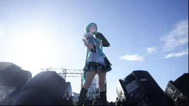 El concurrido desfile de cosplay en cierre en la convención de historietas junto al río.