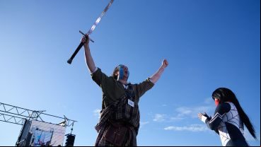 El concurrido desfile de cosplay en cierre en la convención de historietas junto al río.