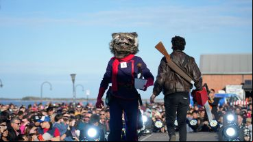 El concurrido desfile de cosplay en cierre en la convención de historietas junto al río.