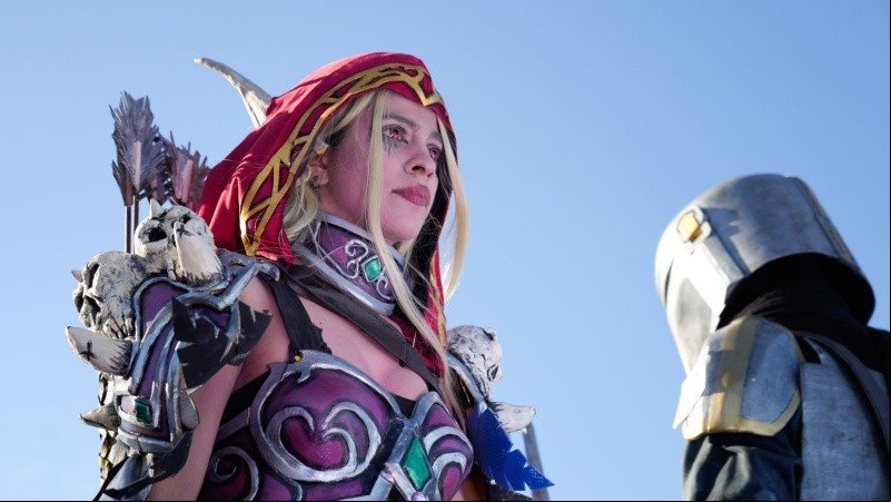 El concurrido desfile de cosplay en cierre en la convención de historietas junto al río.