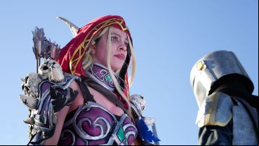 El concurrido desfile de cosplay en cierre en la convención de historietas junto al río.
